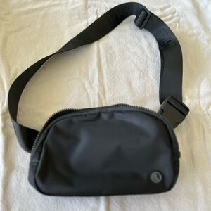 Lole  crossbody bag in black